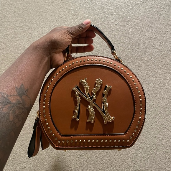NY Livin Handbag 🟤 - Picture 5 of 5